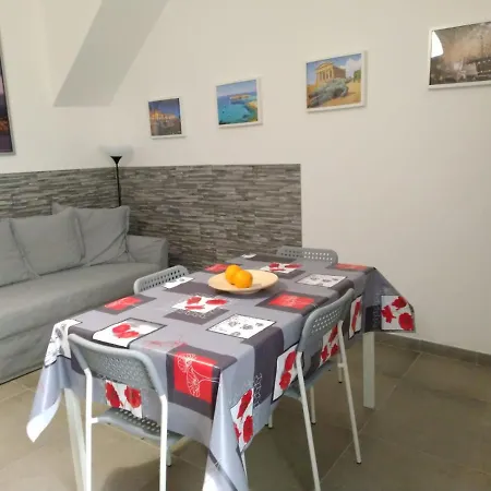Pietra Lavica Holiday